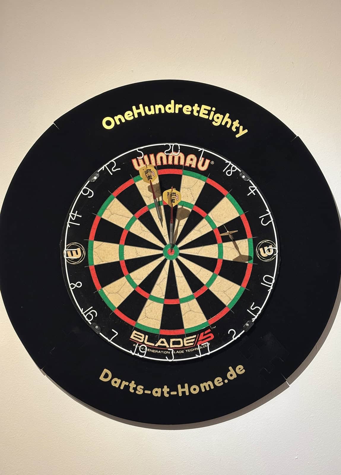 Dartscheibe mit personalisiertem Surround als Darts Wandschutz