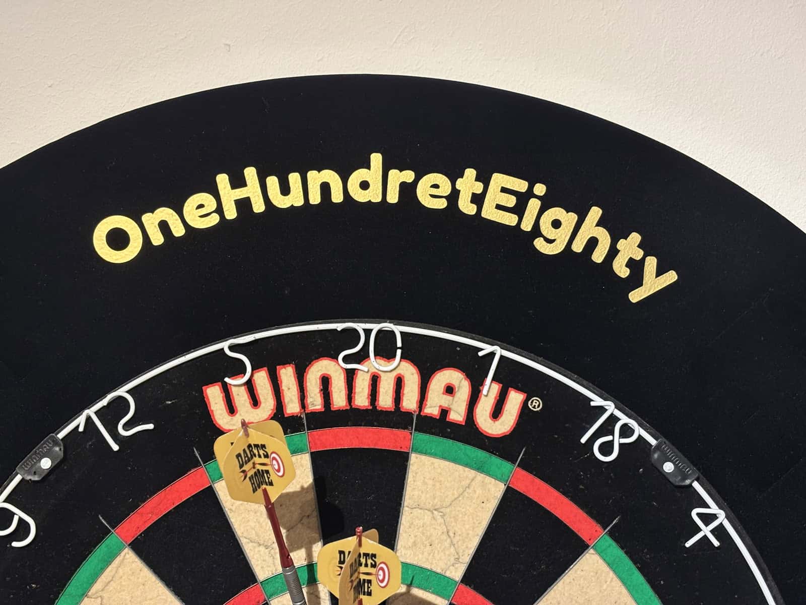 Detail des bedruckten Dart Surrounds mit Darts-at-Home-Logo